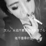 5岁女孩路过爸爸墓地上前说悄悄话